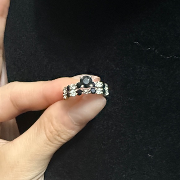 Elegant Black and Silver Ring - Picture 4 of 4